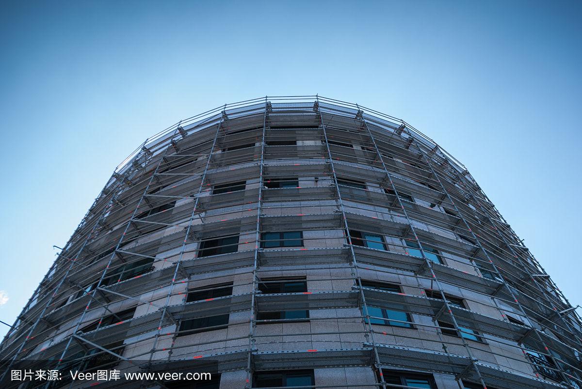 在建筑工地安装钢脚手架